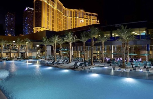 Las Vegas Resort | #6 Hilton Elara Las Vegas : Mid-Strip, Close to Bellagio fountains