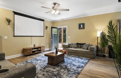 Athens House | 6 King Beds - Near DT & UGA - Massage Chairs - Projector