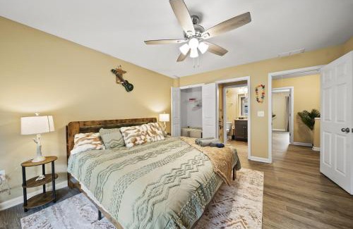 Athens House | 6 King Beds - Near DT & UGA - Massage Chairs - Projector