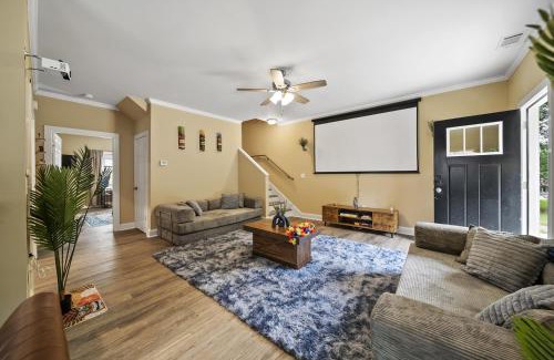 Athens House | 6 King Beds - Near DT & UGA - Massage Chairs - Projector