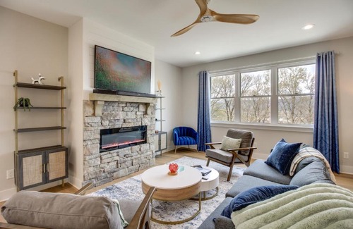 Rossville House | 6 Mi to Chattanooga Home with Balcony and Dtwn Views!