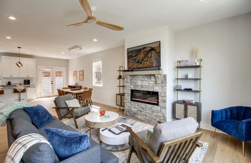 Rossville House | 6 Mi to Chattanooga Home with Balcony and Dtwn Views!