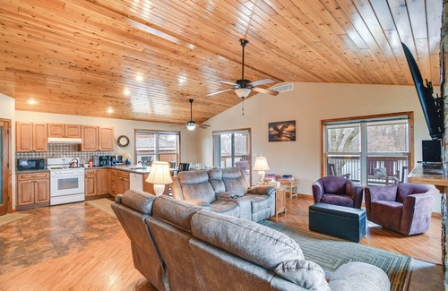 Pella Cabin | 6 Mi to Dtwn Pella: Riverfront Cabin w/Game Room!
