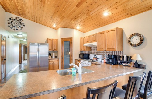 Pella Cabin | 6 Mi to Dtwn Pella: Riverfront Cabin w/Game Room!