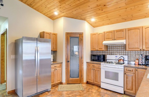 Pella Cabin | 6 Mi to Dtwn Pella: Riverfront Cabin w/Game Room!