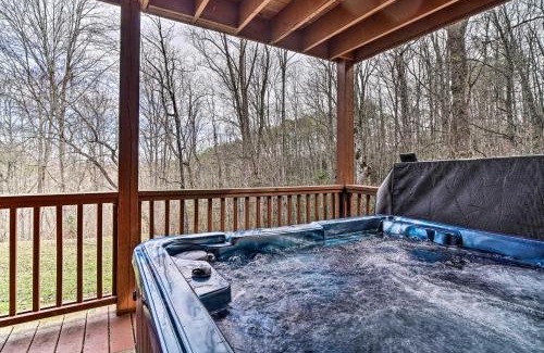 Gatlinburg - Pigeon Forge House | 6 Mi to Great Smoky Mtns Quiet Cabin with Hot Tub