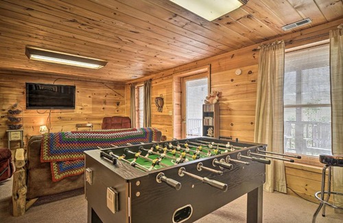 Gatlinburg - Pigeon Forge House | 6 Mi to Great Smoky Mtns Quiet Cabin with Hot Tub