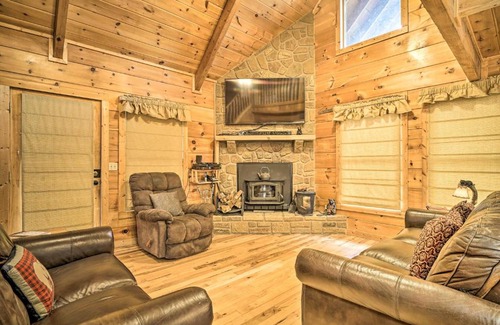 Gatlinburg - Pigeon Forge House | 6 Mi to Great Smoky Mtns Quiet Cabin with Hot Tub
