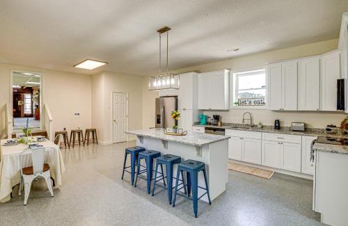 Hollywood Apartment | 6 Mi to Scottsboro Apt with Furnished Porch