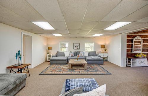 Hollywood Apartment | 6 Mi to Scottsboro Apt with Furnished Porch