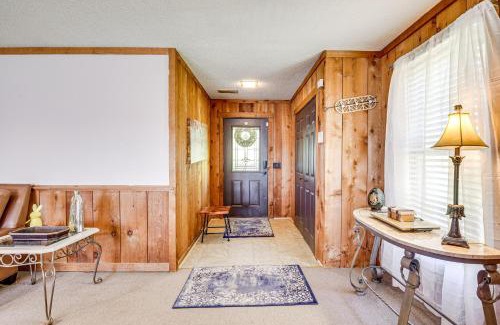 Hollywood Apartment | 6 Mi to Scottsboro Pet-Friendly Cabin Apt