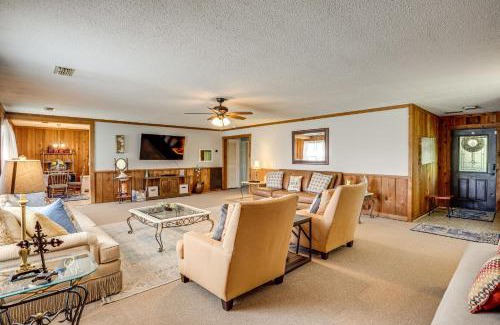 Hollywood Apartment | 6 Mi to Scottsboro Pet-Friendly Cabin Apt