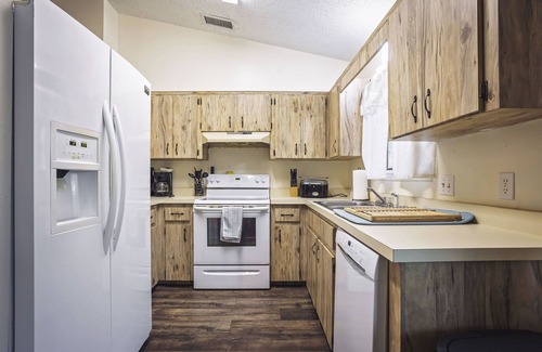 Fellowship House | 6 Miles To WEC Fenced Yard Pet Friendly Location Lots of Trees