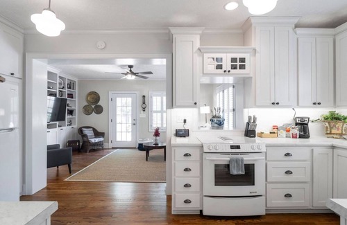 Athens House | 6 min to DT/UGA—Backyard + Pool—WIFI—BBQ—Indoor Fireplace