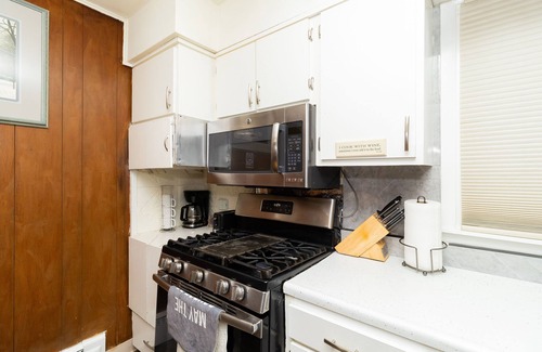 North Chicago House | 6 Min to Naval Station Great Lakes,Six Flags, RFU Medical Center,FHCC,Commissary