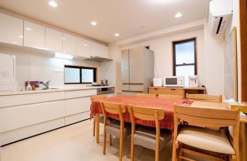 Sendagaya Apartment | 6 minutes walk from Yoyogi Station Close to Shinjuku 4-story detached house 110 square meters 3 bedrooms can accommodate up to 8 people Close to Shinjuku Takashimaya and Isetan