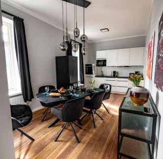 Brunsbuttel Apartment | 6 Zimmer 130 m2 Wundervoll sanierte Wohnung zentral ruhig hochwertig