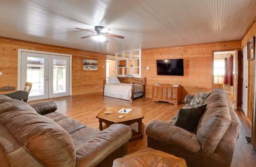 Hardin County House | 60-Acre Retreat 5 Mins to Garden of the Gods