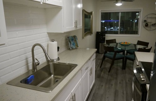 Riverside Rancho Apartment | 60's Modern, Mountain Views, Pool, Near Studios and All L.A. Attractions! Apt 14