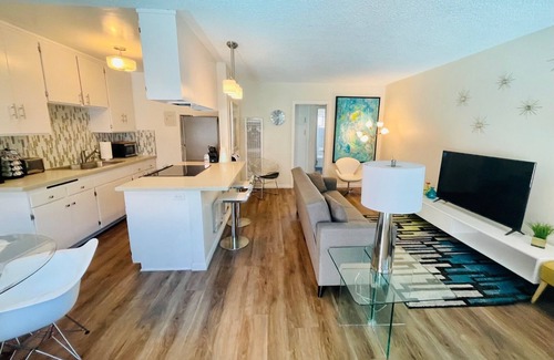 Riverside Rancho Apartment | 60's Modern, Pool View, Near Studios, Zoo and All L.A. Attractions