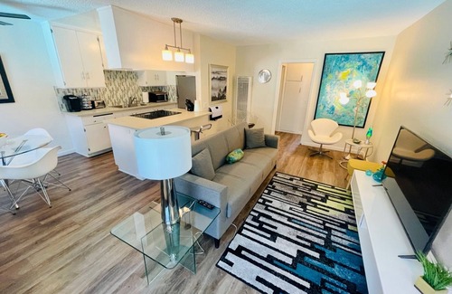 Riverside Rancho Apartment | 60's Modern, Pool View, Near Studios, Zoo and All L.A. Attractions