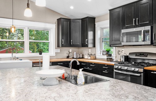 Hermantown House | 6bd 3ba large gathering home, close to YMCA and 5 miles to Downtown Duluth