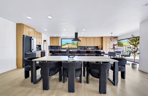 Paradise Villa | 6BD/5BA Ultimate Luxury Retreat/Pool, Sports Courts, Putting Green/13 BEDS