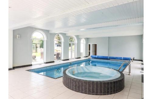 Canvey Island Apartment | 6BD Vacation Home with Indoor Pool