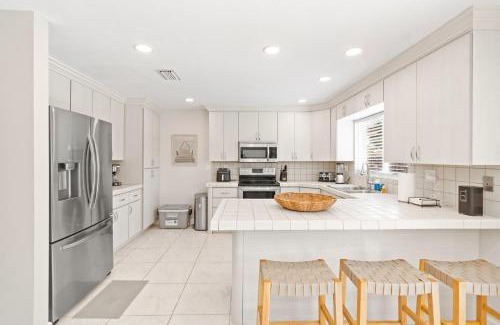 Fontainebleau House | 6BR 3BA Heated Pool Miami Vacation