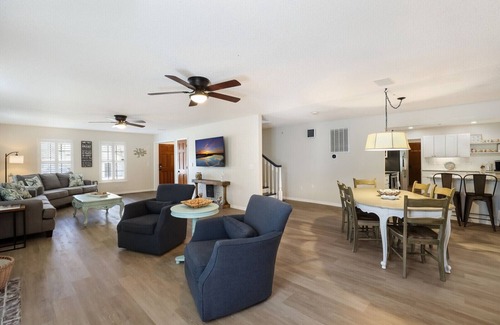 West Bradenton House | 6BR gem! Sleeps 15+ Heated Pool, putting green, Theater Room, Close to AMI