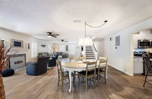 West Bradenton House | 6BR gem! Sleeps 15+ Heated Pool, putting green, Theater Room, Close to AMI