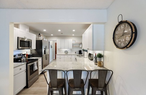 West Bradenton House | 6BR gem! Sleeps 15+ Heated Pool, putting green, Theater Room, Close to AMI