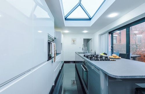 Rochdale House | 6BR in Castleton|WIFI|PARKING|Ideal for Contractors|Longterm Discount Applies