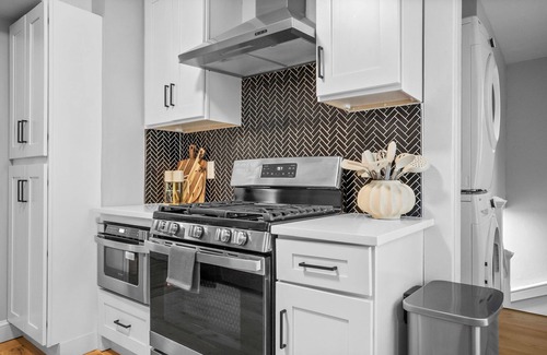 West Somerville Apartment | 6BR3BATH 16G + FREE 4 Parking + Outdoor Furniture