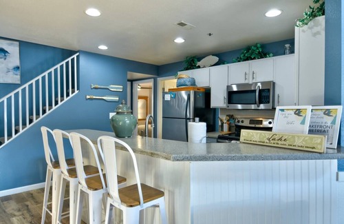 Kaiser Condo | 7 Bedrooms! 3 pools & Stunning Lakeside Views!