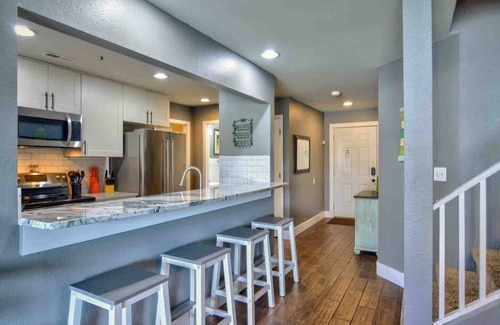 Kaiser Condo | 7 Bedrooms! 3 pools & Stunning Lakeside Views!