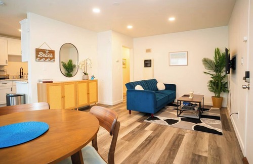 Pacific Beach Apartment | 7 Blocks to Pacific Beach King Bed + PS4