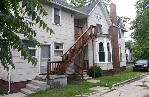 Flint Apartment | #7 Cultural Center Apartment Downtown Flint