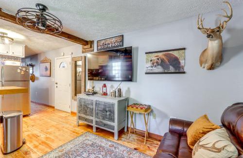 Ranger House | 7 Mi to Carters Lake Cabin with Pond and Pedal Boat!