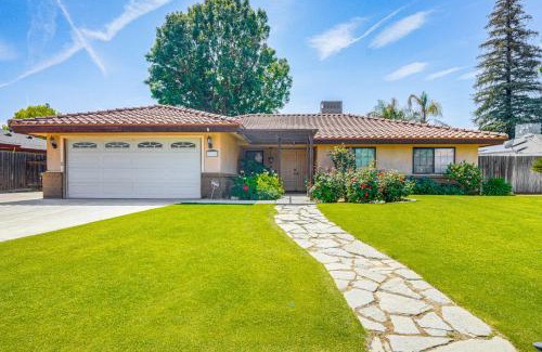 Greenacres House | 7 Mi to Dtwn Poolside Paradise in Bakersfield!
