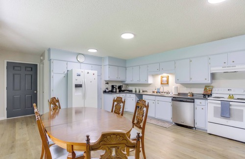 Florence House | 7 Mi to Tennessee River: Home w/Patio in Florence