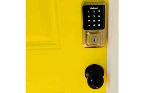 Forest Park House | 7 minutes to airport| Vibrant Modern Farmhouse| sleeps 5