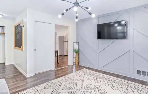 Forest Park House | 7 minutes to airport| Vibrant Modern Farmhouse| sleeps 5