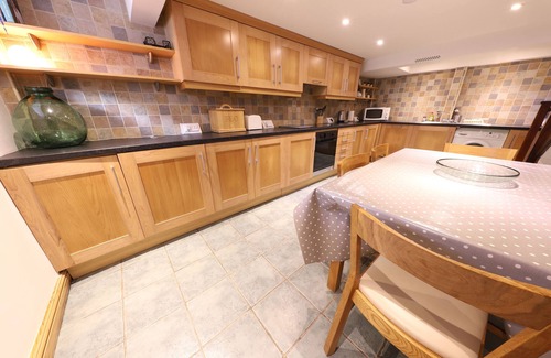 Kirkby Lonsdale House | 7 Queens Square. Superb cottage & location in Kirkby Lonsdale. Sleeps 1 to 6.