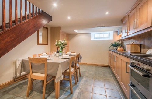 Kirkby Lonsdale House | 7 Queens Square. Superb cottage & location in Kirkby Lonsdale. Sleeps 1 to 6.