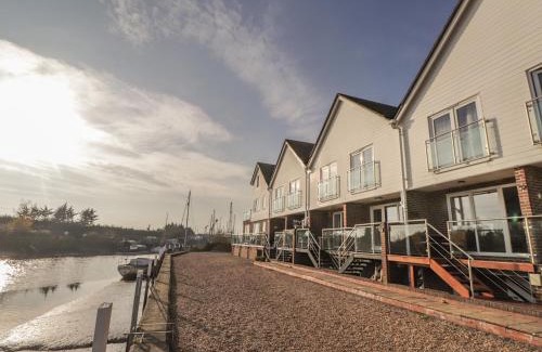 Rye Apartment | 7 Waves