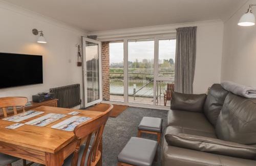 Rye Apartment | 7 Waves