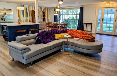 Temple Terrace House | 70's Retro River House Float-in Movie HeatedPoolSpa Kng Beds BGardens Moffit USF