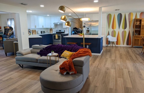 Temple Terrace House | 70's Retro River House Float-in Movie HeatedPoolSpa Kng Beds BGardens Moffit USF