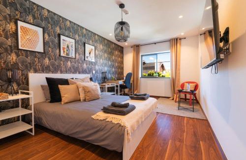 Santo Antonio dos Olivais House | 7Min From University and Sé Velha - AC - Work Desk - WiFi 300MBs -Suite 7 and 8